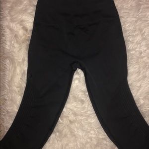 Cropped dark grey/black lululemon leggings